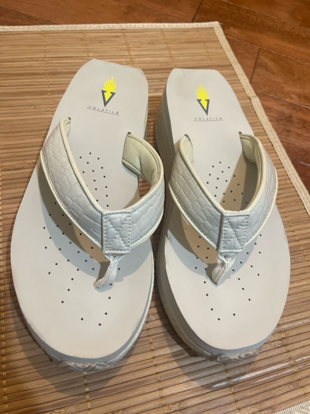 Volatile White Croc embossed Platform Thong Sandal size 8 2 inch heal